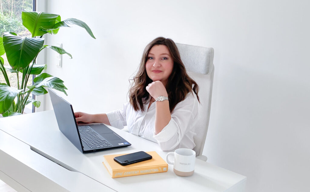 Natalya Holland – Expertin für Online-Marketing & KI-Automatisierung, bei der Arbeit an neuen digitalen Strategien.