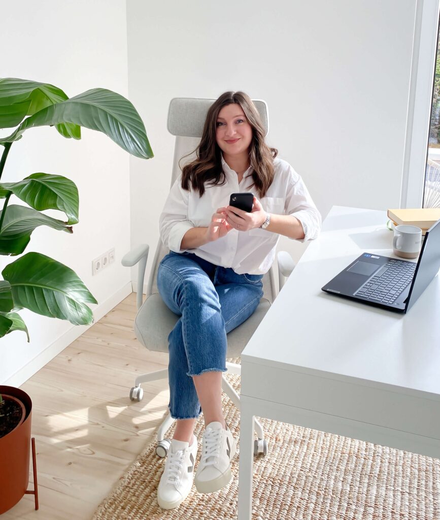 Natalya Holland – Online-Marketing-Expertin beim Arbeiten an ihrer digitalen Strategie.