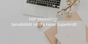 Coverbild-fuer-den-Blogartikel-HSP-Marketing-Nahaufnahme-eines-offenen-Buches-mit-Brille-und-Kaffee.-Symbolisiert-Ruhe-Tiefe-und-die-strategische-Nutzung-von-Sensibilitaet
