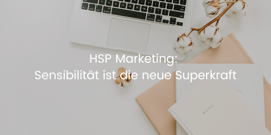 Coverbild-fuer-den-Blogartikel-HSP-Marketing-Nahaufnahme-eines-offenen-Buches-mit-Brille-und-Kaffee.-Symbolisiert-Ruhe-Tiefe-und-die-strategische-Nutzung-von-Sensibilitaet