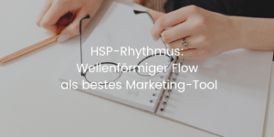 Coverbild zum Blogbeitrag: HSP-Rhythmus-Strategie. Eine Hand hält eine Brille über einem Notizbuch mit dem Titel: Warum dein wellenförmiger HSP-Rhythmus das beste Tool für Business und Content ist.