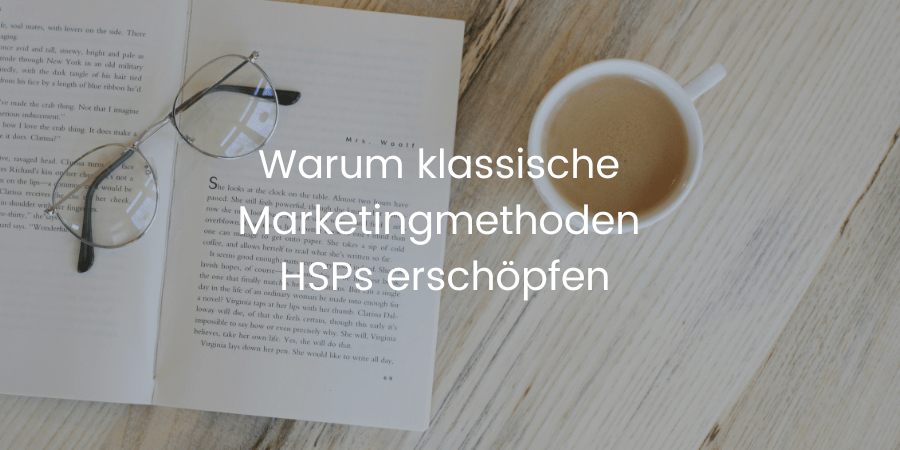 Titelbild zum Blogartikel „Warum klassische Marketingmethoden HSPs erschöpfen“ – ruhige Arbeitsatmosphäre mit Buch, Brille und Kaffeetasse
